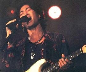 黄家驹趣事爆料新闻视频,揭秘摇滚传奇背后的幽默瞬间  第1张